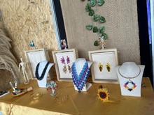 Conoce &lsquo;RosArte&rsquo;, emprendimiento cale&ntilde;o de joyas tejidas a mano