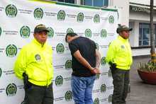 Capturado falso guarda de tr&aacute;nsito que extorsionaba a los conductores en Cali