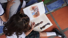Una biblioteca rodante pone a volar la imaginaci&oacute;n de los estudiantes
