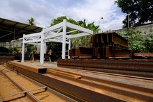 Se instalan m&oacute;dulos met&aacute;licos en el Bulevar de Oriente 