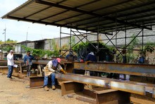 Se instalan m&oacute;dulos met&aacute;licos en el Bulevar de Oriente 