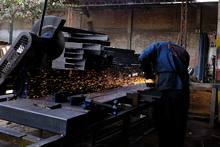 Se instalan m&oacute;dulos met&aacute;licos en el Bulevar de Oriente 