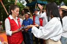 La reina Letizia estuvo en Cali visitando a emprendedores locales