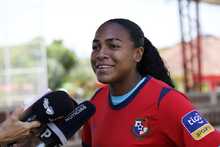 La selecci&oacute;n femenina de f&uacute;tbol de Panam&aacute; se alista bajo el sol cale&ntilde;o 