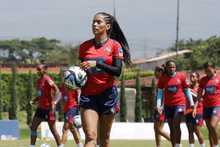 La selecci&oacute;n femenina de f&uacute;tbol de Panam&aacute; se alista bajo el sol cale&ntilde;o 