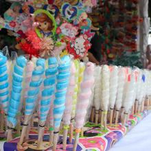 Madres, abuelas e hijas mantienen viva la dulce tradici&oacute;n de los ahijados 