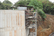 Parque Pac&iacute;fico levant&oacute; un muro de contenci&oacute;n en la ribera del r&iacute;o Cali 