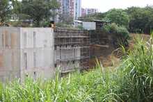 Parque Pac&iacute;fico levant&oacute; un muro de contenci&oacute;n en la ribera del r&iacute;o Cali 