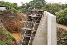 Parque Pac&iacute;fico levant&oacute; un muro de contenci&oacute;n en la ribera del r&iacute;o Cali 