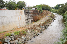 Parque Pac&iacute;fico levant&oacute; un muro de contenci&oacute;n en la ribera del r&iacute;o Cali 
