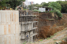 Parque Pac&iacute;fico levant&oacute; un muro de contenci&oacute;n en la ribera del r&iacute;o Cali 