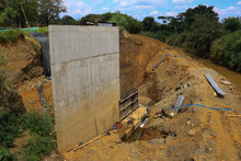 Parque Pac&iacute;fico levant&oacute; un muro de contenci&oacute;n en la ribera del r&iacute;o Cali 