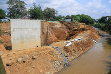 Parque Pac&iacute;fico levant&oacute; un muro de contenci&oacute;n en la ribera del r&iacute;o Cali 