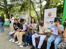 Muchos sue&ntilde;os est&aacute;n presentes en las filas para inscripciones a Todos y Todas a Estudiar Ingl&eacute;s 