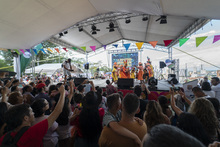 Mercedes Monta&ntilde;o brill&oacute; en la noche de luna llena en San Antonio