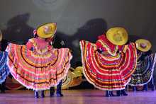 La Sala Beethoven retumb&oacute; a ritmos y pasos del folclor colombiano, paraguayo y mexicano