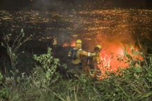 R&aacute;pidamente, la comunidad alert&oacute; sobre conflagraci&oacute;n en la v&iacute;a a Las Tres Cruces