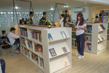 Una biblioteca escolar con nombre de mujer