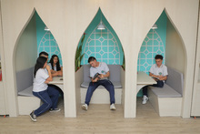 Una biblioteca escolar con nombre de mujer