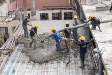 Con la fundici&oacute;n de 450 m2 de losas toma forma la nueva terraza del edificio Coltabaco