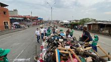 Comerciantes de El Calvario liberaron de residuos el separador de la carrera 10