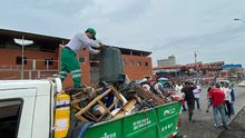 Comerciantes de El Calvario liberaron de residuos el separador de la carrera 10