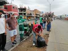 Comerciantes de El Calvario liberaron de residuos el separador de la carrera 10