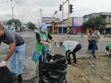Comerciantes de El Calvario liberaron de residuos el separador de la carrera 10