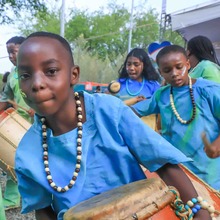 Con viche, curao y tomaseca, en el Petronio &Aacute;lvarez el mundo dice &iexcl;Salud! 