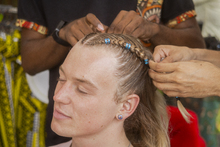 Los hombres peinadores del Petronio &Aacute;lvarez que &lsquo;trenzan&rsquo; a diario su legado