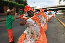 R&iacute;o Humano cargado de cultura afrocolombiana desfil&oacute; hacia el Petronio &Aacute;lvarez 