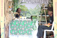 J&oacute;venes emprendedoras usan el viche como producto capilar: Zimbabwe al natural
