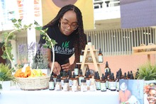J&oacute;venes emprendedoras usan el viche como producto capilar: Zimbabwe al natural