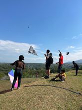 40 ni&ntilde;os pintan el cielo con sus cometas, gracias al programa Cultores
