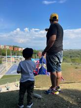40 ni&ntilde;os pintan el cielo con sus cometas, gracias al programa Cultores