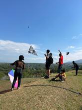 40 ni&ntilde;os pintan el cielo con sus cometas, gracias al programa Cultores