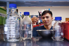 Santiago Mu&ntilde;oz, beneficiario de Todas y Todos a Estudiar es apasionado por la salud y la investigaci&oacute;n