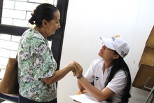 En la Comuna 13, personas con discapacidad recibieron sillas de ruedas