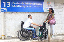 En la Comuna 13, personas con discapacidad recibieron sillas de ruedas