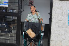 En la Comuna 13, personas con discapacidad recibieron sillas de ruedas