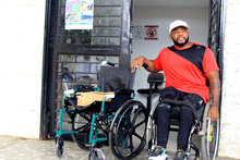 En la Comuna 13, personas con discapacidad recibieron sillas de ruedas