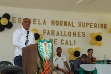 En la Normal Superior Farallones condecoraron a ex directivos docentes, en una tarde de gala