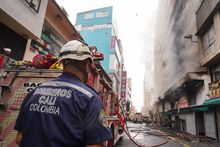 Autoridades y bomberos de Cali controlaron incendio en el Centro Comercial El Tesoro