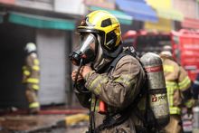 Autoridades y bomberos de Cali controlaron incendio en el Centro Comercial El Tesoro
