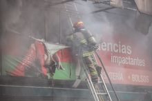 Autoridades y bomberos de Cali controlaron incendio en el Centro Comercial El Tesoro