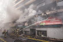 Autoridades y bomberos de Cali controlaron incendio en el Centro Comercial El Tesoro