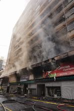 Autoridades y bomberos de Cali controlaron incendio en el Centro Comercial El Tesoro