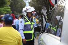 Conductores mal parqueados fueron &lsquo;pillados&rsquo; por los colectivos de cultura ciudadana de la Alcald&iacute;a de Cali