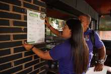 Conductores mal parqueados fueron &lsquo;pillados&rsquo; por los colectivos de cultura ciudadana de la Alcald&iacute;a de Cali