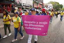Conductores mal parqueados fueron &lsquo;pillados&rsquo; por los colectivos de cultura ciudadana de la Alcald&iacute;a de Cali
